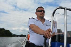 policjant i strażnik leśny podczas patrolu na wodach