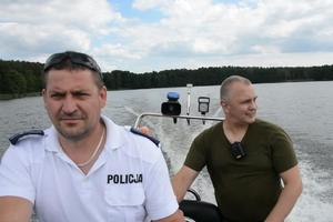policjant i strażnik leśny podczas patrolu na wodach