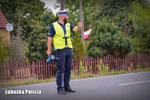 Policjant wskazuje kierującemu kierunek gdzie ma się zatrzymać