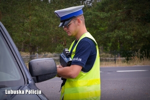 Policjant podczas kontroli drogowej