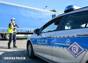 policjant kontroluje prędkość nadjeżdżających pojazdów