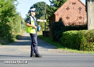 policjant wskazuje miejsce zatrzymania się