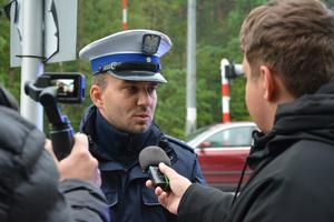 policjant udziela wywiadu