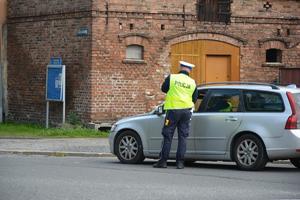 policjant kontroluje kierującego