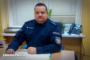 policjant przy biurku
