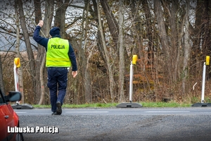 policjant daje znak do zatrzymani się