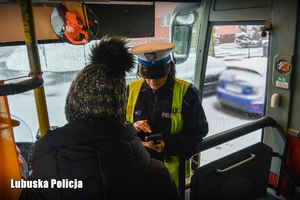 policjant kontroluje kierującego autobusu