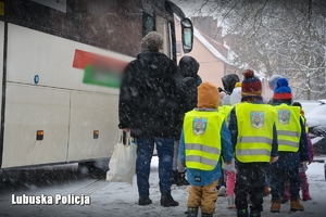 dzieci wsiadają do autobusu