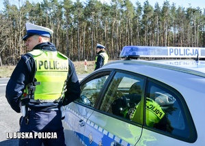 policjanci obserwują drogę