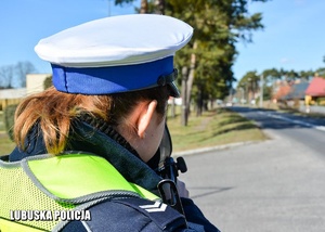 policjantka kontroluje prędkość