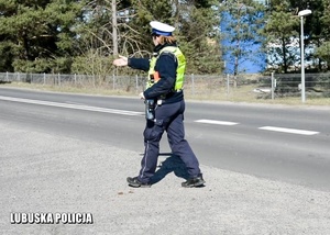 policjantka wskazuje miejsce zatrzymania się pojazdu