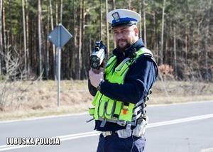 policjant  kontroluje prędkość