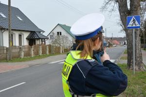 policjantka kontroluje prędkość