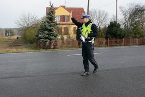 policjant zatrzymuje kierującego pojazdem