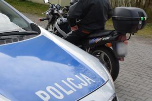 napis policja i motocyklista