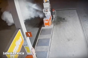 mężczyzna na stacji paliw niszczy sprzęt gaśniczy