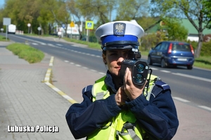 Policjantka kontroluje prędkość jadących pojazdów