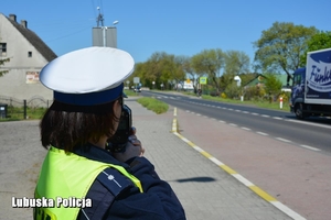 Policjantka kontroluje prędkość jadących pojazdów