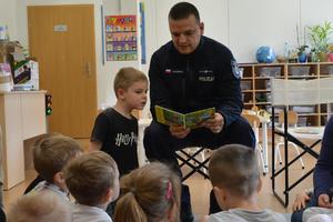 policjant czyta dzieciom