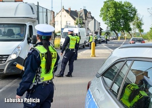 policjanci kontrolują trzeźwość kierowców