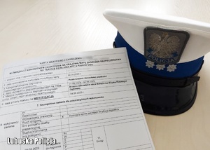 policyjna czapka przy karcie weryfikacyjnej zagrożenia