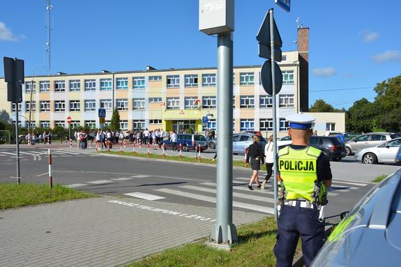 Policjanci dbają o bezpieczną drogę do szkoły