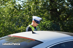 Policjant kontroluje kierowcę