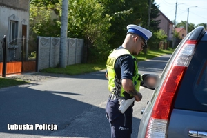 policjant rozmawia z kierowcą