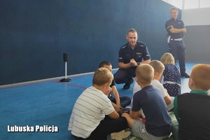 policjanci rozmawiają z dziećmi
