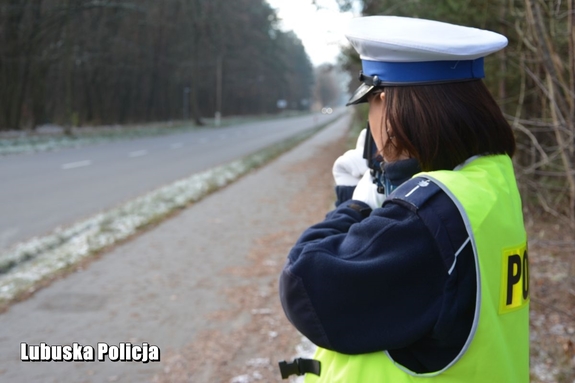 policjantka kontroluje prędkość nadjeżdżających pojazdów