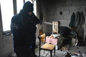 policjant sprawdza miejsca przebywania bezdomnych