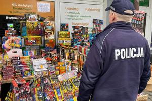policjant kontroluje miejsca sprzedaży fajerwerków