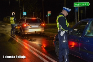 policjanci sprawdzają stan trzeźwości kierowców