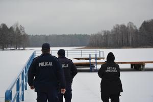 policjanci i strażnik miejski kontrolują jezioro