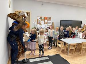 policjantka i tygrysek LUPO na spotkaniu z dziećmi