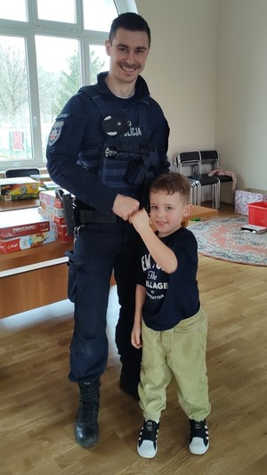 policjant i chłopiec