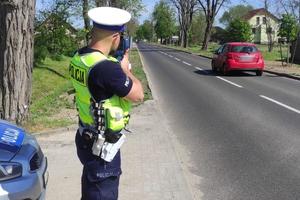 policjant kontroluje prędkość pojazdów