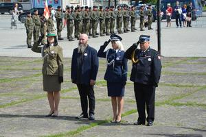 złożenie kwiatów pod pomnikiem przez uczestników  obchodów 233 rocznicy uchwalenia Konstytucji 3 Maja