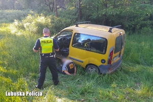 policjant i zatrzymany kierowca przy samochodzie