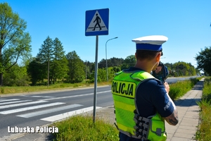 Policjant kontroluje prędkość kierowców.