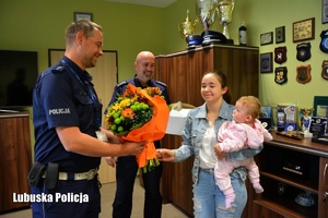 policjanci i kobieta z dzieckiem