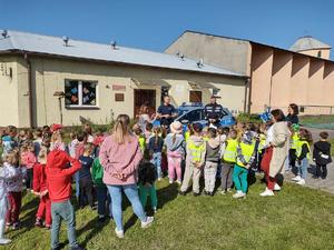 policjanci na spotkaniu w przedszkolu i szkole