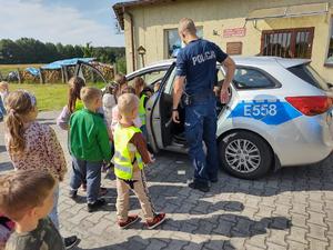 policjanci na spotkaniu w przedszkolu i szkole