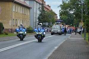 policjanci zabezpieczają korowód