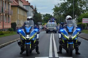 policjanci zabezpieczają korowód