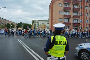 policjanci zabezpieczają korowód