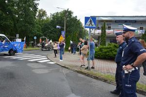 policjanci zabezpieczają korowód