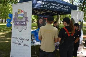 policjanci przy stoisku profilaktyczno - promocyjnym