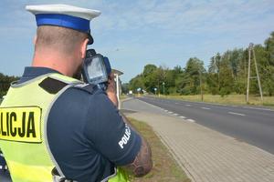 policjant kontroluje prędkość z jaką jadą kierowcy