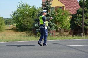 policjant daje znak do zjechania z drogi